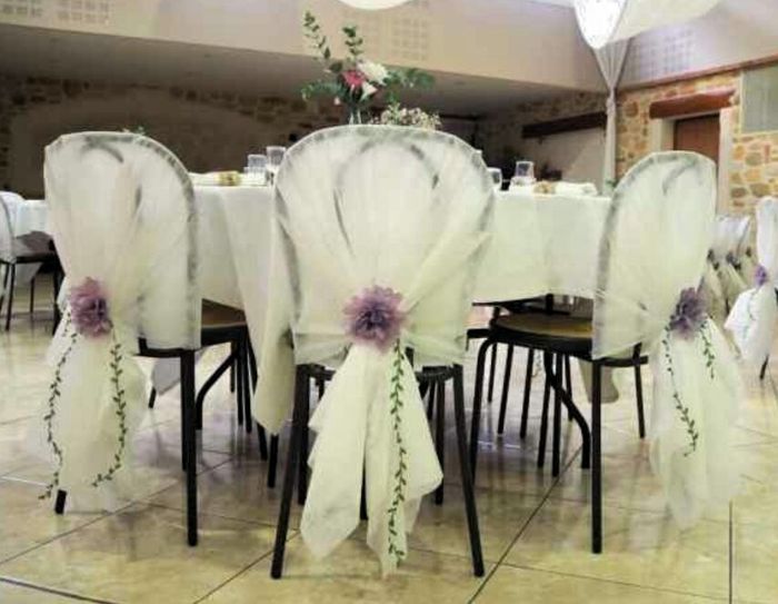 Déco salle des fêtes avec chaises et tables pas très belles 3