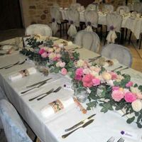 Déco salle des fêtes avec chaises et tables pas très belles - 1