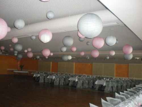 Quelques boules chinoises blanches au plafond :