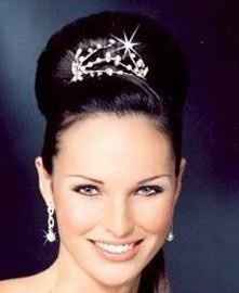 chignon très haut, avec la tiare n'est-ce pas