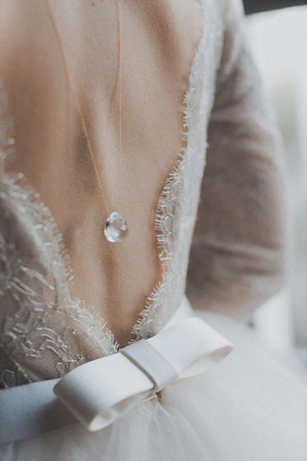 Bijoux de dos pour robe bleue - 1