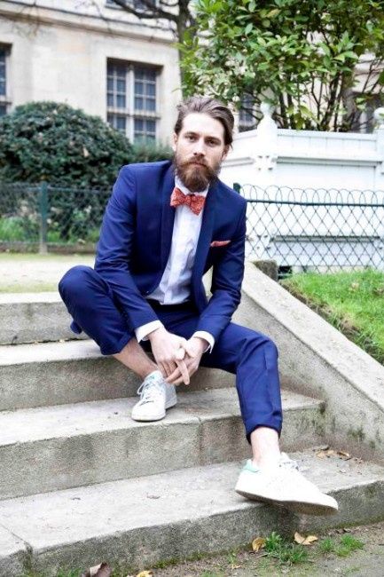 costume bleu et basket ! Oui on peut tenter les baskets, j'adore l'effet.