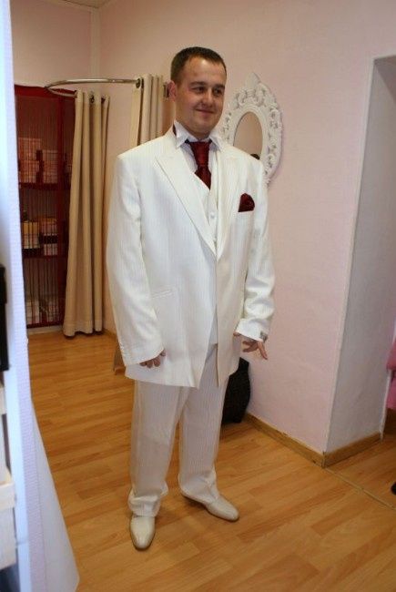 On évite le total look blanc et surtout on choisit un costume ajusté