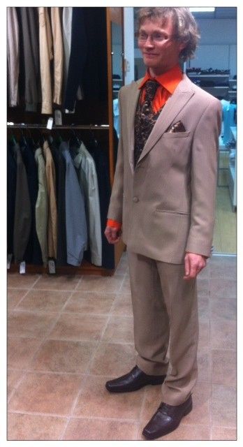 Mauvaise association couleur costume chaussures et chemise...!