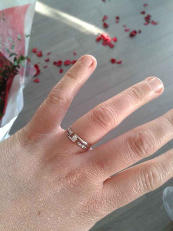 Qui porte une bague de fiançailles ? - 1