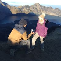 Au sommet du volcan Rinjani (Indonésie) après 1 journée et nuit de souffrance