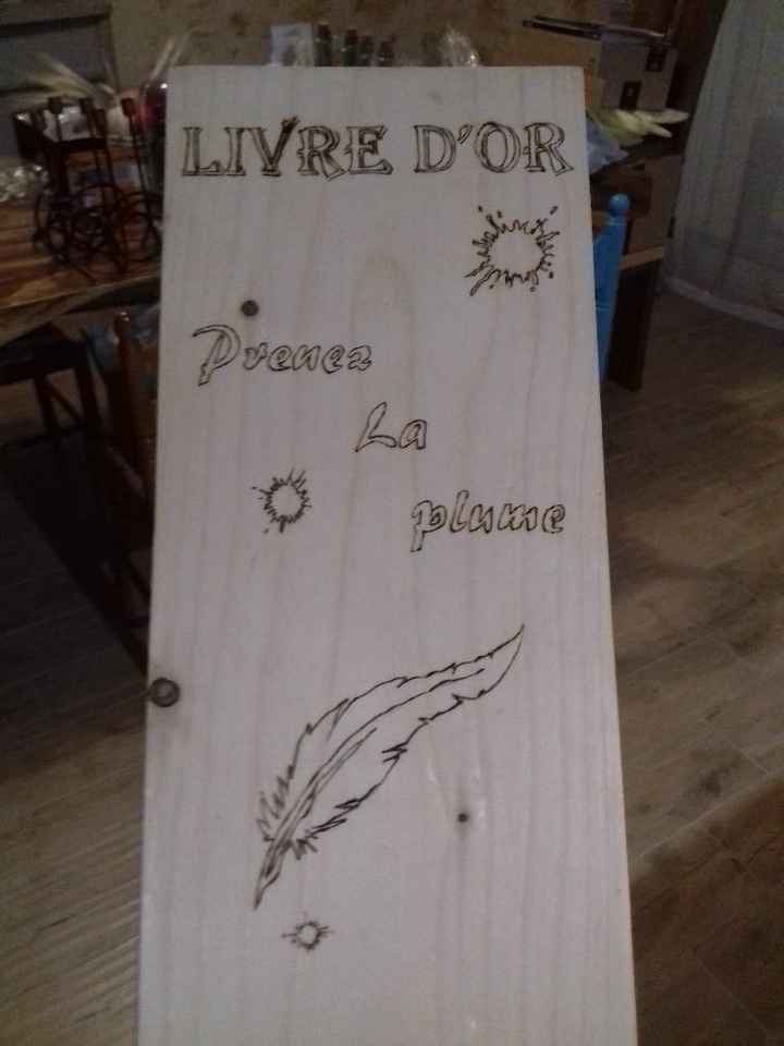 A poser devant le livre d'or - Pas fini encore car je pense pyrograver l'intérieur des lettres aussi