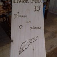A poser devant le livre d'or - Pas fini encore car je pense pyrograver l'intérieur des lettres aussi