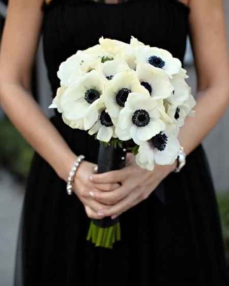 Bouquet mariée anémones blanches cœurs noirs