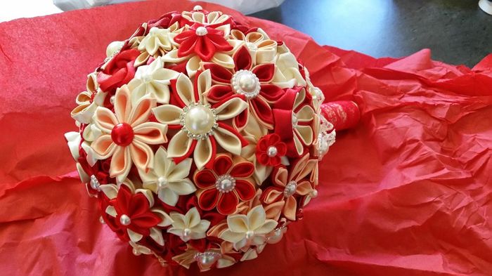 bouquet kanzashi rouge et crème.