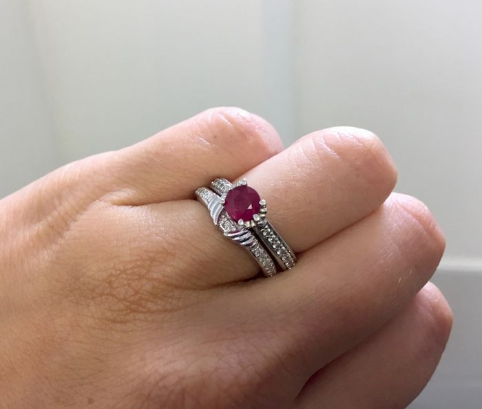 Portée avec la bague de fiançailles. C'est un set donc elles vont parfaitement ensemble.