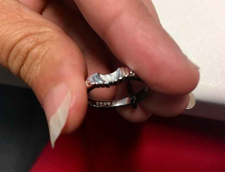 la date est gravée à l’intérieur.