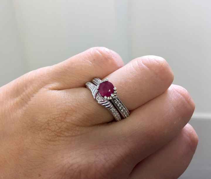 Portée avec la bague de fiançailles. C'est un set donc elles vont parfaitement ensemble.