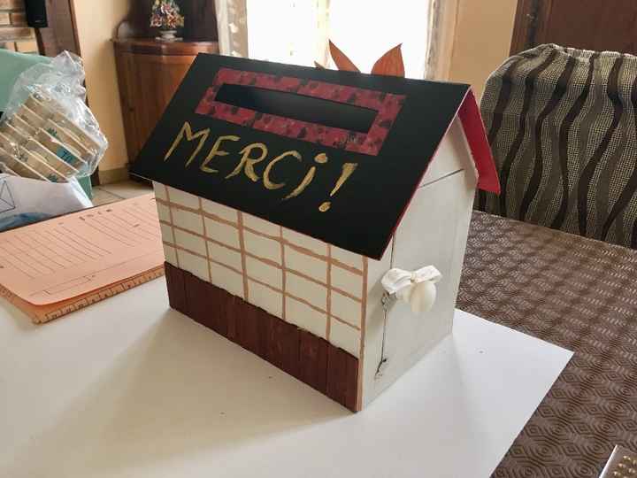 le bois et le quadrillage ressemblent à l'architecture traditionnelle japonaise