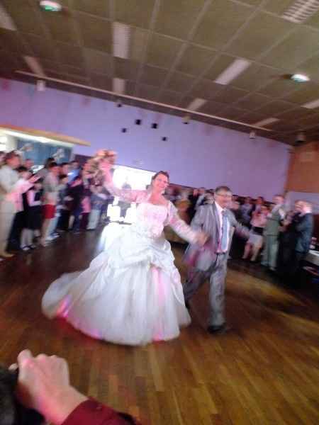 deco de la salle tout beige dorée marron 