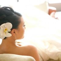 Coiffure avec orchidée
