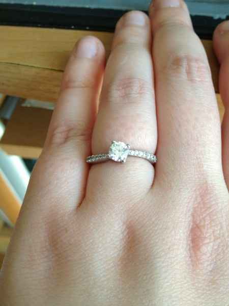 Qui porte une bague de fiançailles ? - 1