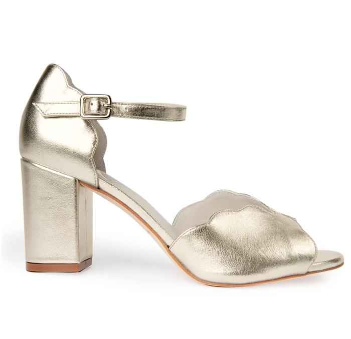 Chaussures qui accrochent la robe - 2