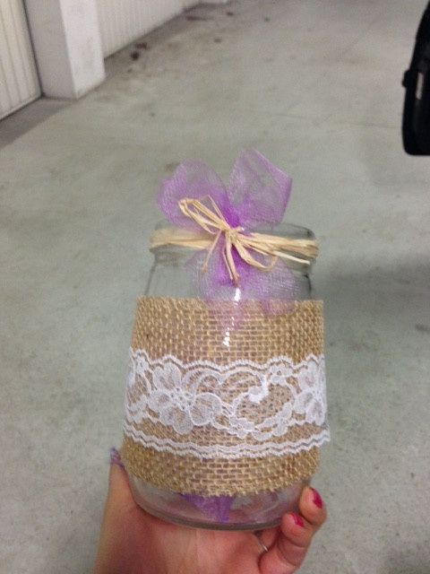 un gros pot avec toile de jute et tulle