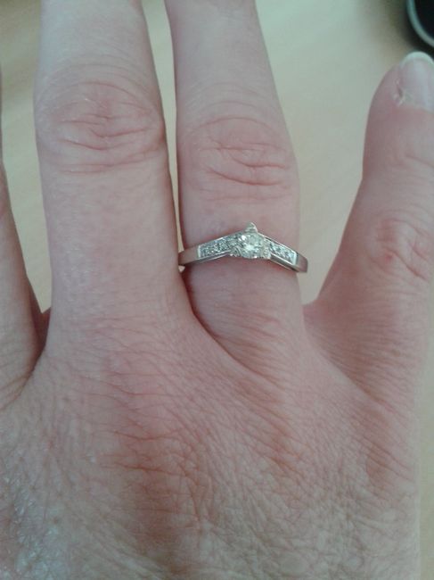 Qui porte une bague de fiançailles ? - 1