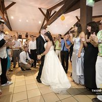 Notre entrée dans la salle entourés de tous nos amis