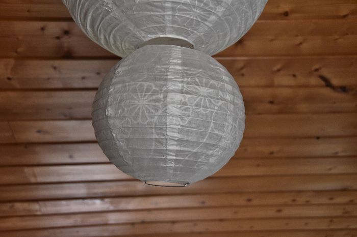 boule chinoise décorée fleurs 25 cm blanche (4) + en 40 cm blanche (2)