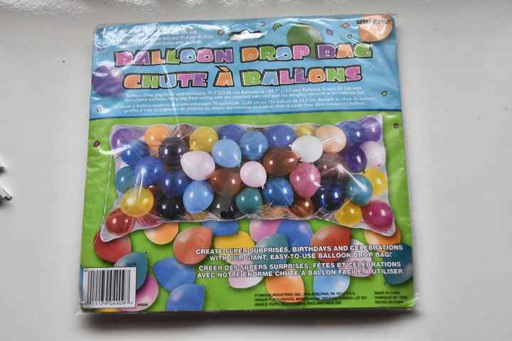 sac pour retenir des ballons au plafond avant de les laisser tomber