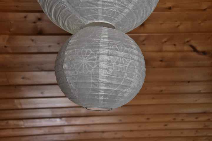 boule chinoise décorée fleurs 25 cm blanche (4) + en 40 cm blanche (2)