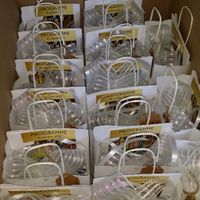 Les welcome bags (3 cartons) : programme, livret de messe, bulles, noeuds voiture, bonbons