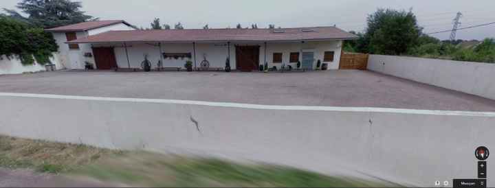 Cour à l'avant de la salle