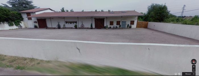 Cour à l'avant de la salle