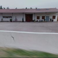 Cour à l'avant de la salle