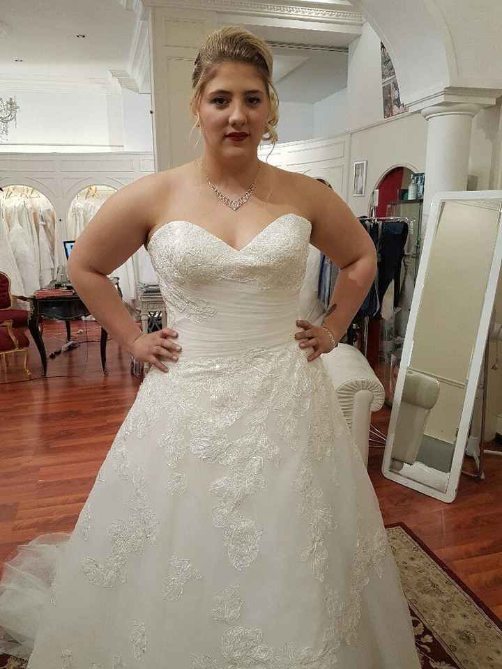 Ma robe de mariée  avec mon essai  coiffure et maquillage  vois en penser koi les futures - 1