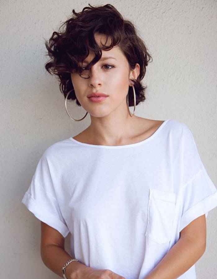 Cheveux ondulés courts