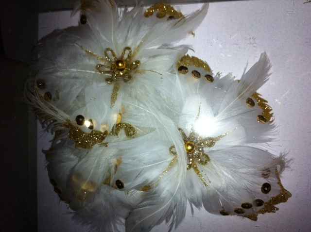 fleur décorative doré et blanche