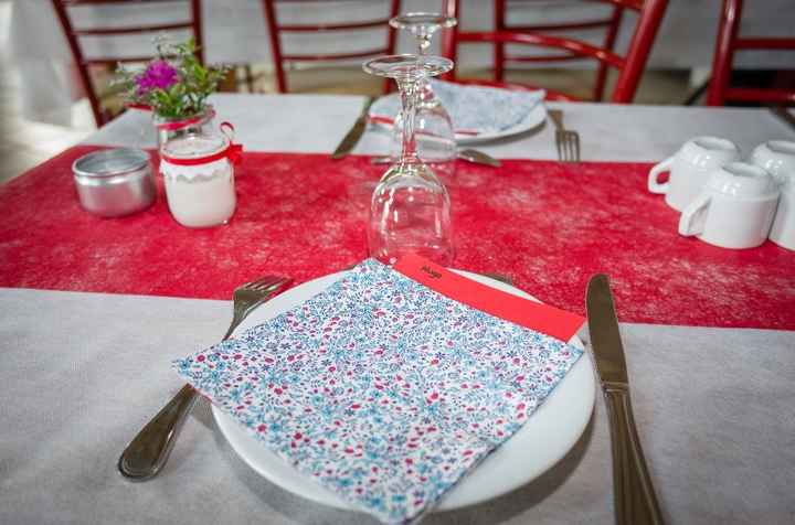 (La feuille rouge est un patron d'avion en papier)