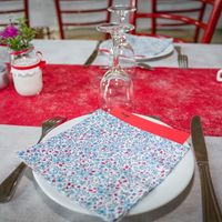 (La feuille rouge est un patron d'avion en papier)