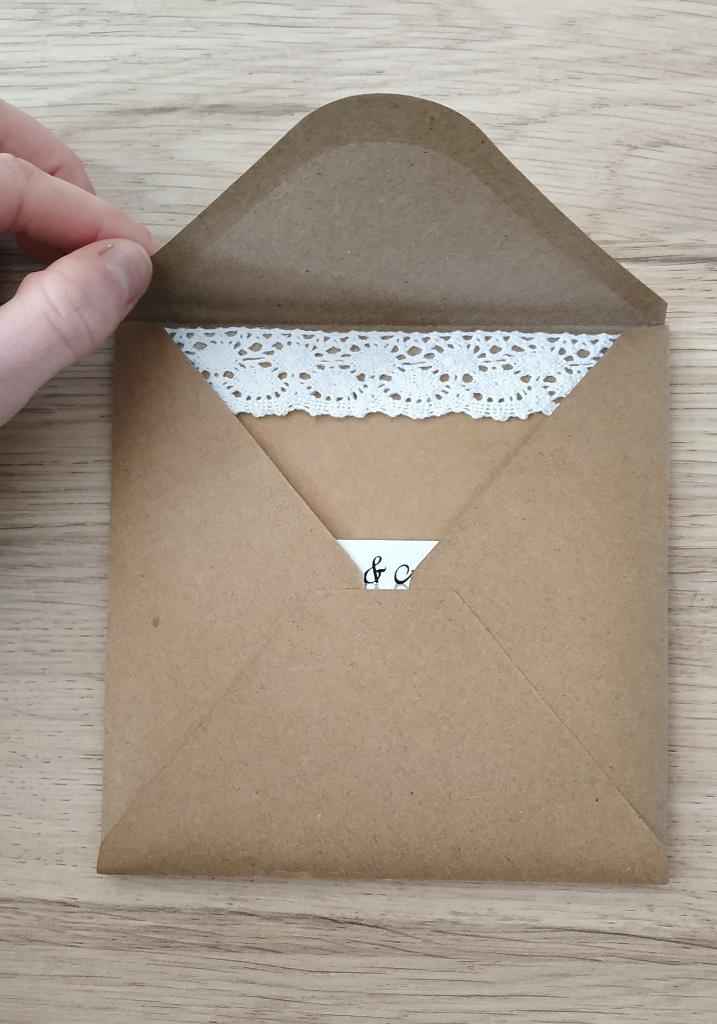 Dans l'enveloppe, qui sera fermée à l'aide d'un cachet de cire à l'aide d'un tampon à nos initiales