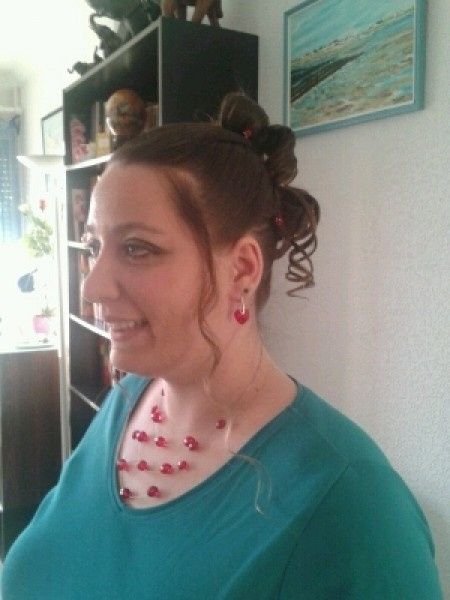 Moi avec ma coiffure mariage et ma parure rouge