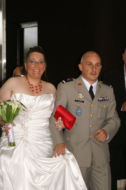 Nous voilà mariés, on sort de la salle de mariage