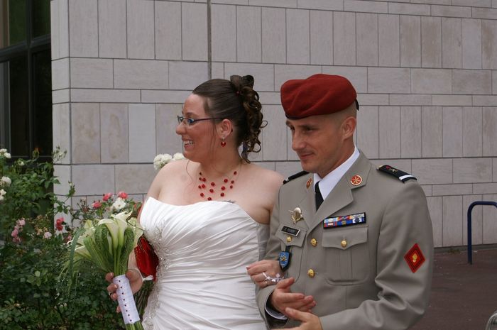 Les mariés à la sortie de la mairie