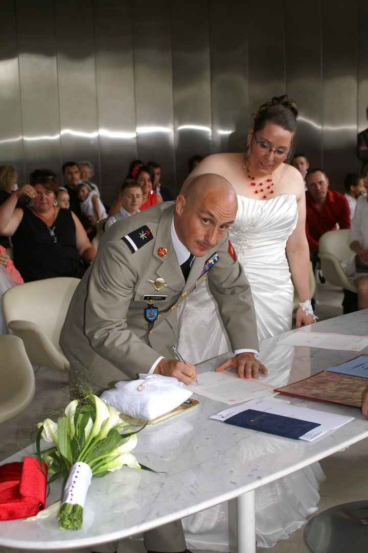 Signature des documents officiels pour le mariage