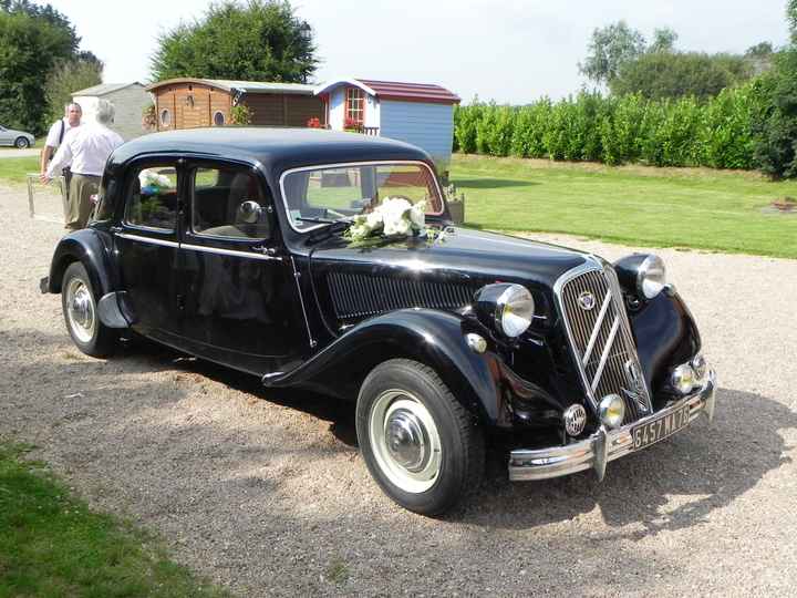 L'arrivée des mariés à la Grange de Colletot en Traction de 1954