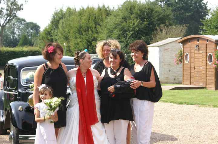 Photo de groupe de la mariée et de ses amies qui sont ses collègues.