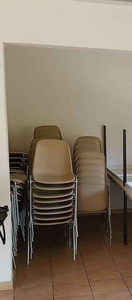 Sos chaises en plastiques - 1