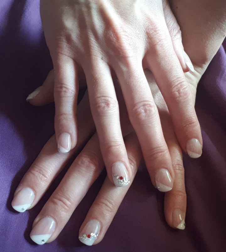 Ongles french diagonal, strass rouge et argent