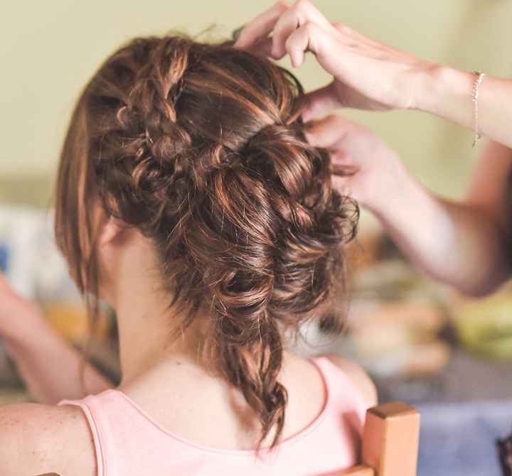 Coiffure bohème chic avec tresse et couleur chatain et mêche blond doré !