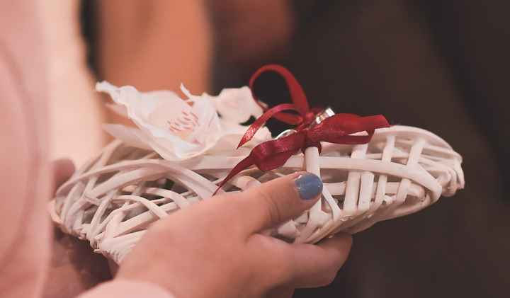 Porte Alliance Coeur en Osier, fausse orchidée blanche et ruban satin rouge foncé