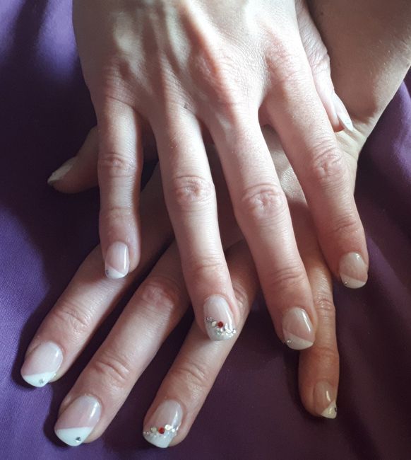 Ongles french diagonal, strass rouge et argent