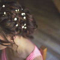 Gypsophile dans les cheveux pour le mariage :)